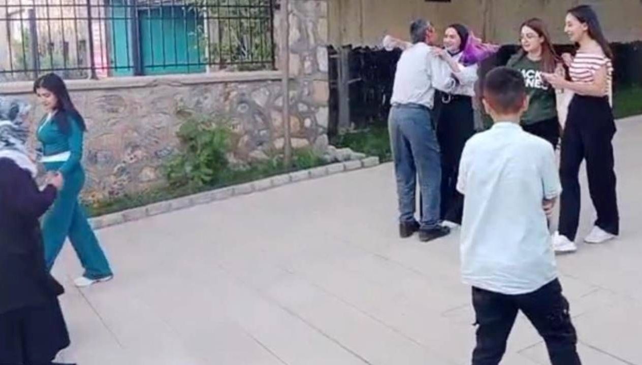 YKS sonrası babasının çiçeklerle karşıladığı Çimen’in tercih ettiği bölüm açıklandı!