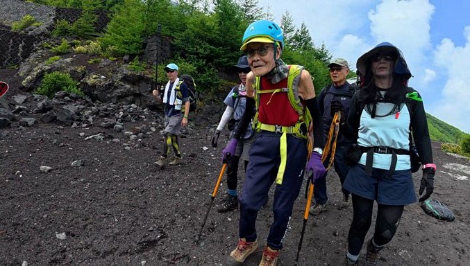 102 Yaşında Dağcı Japon, Fuji'nin Zirvesinde Rekor Tazeledi!