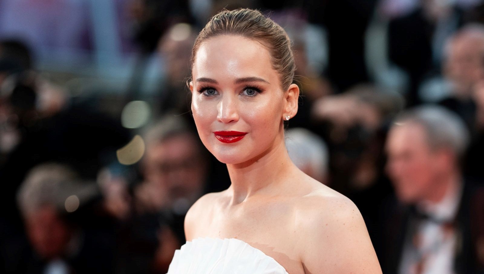 Jennifer Lawrence, San Sebastian Film Festivali'nde Ödül Alarak Göz Doldurdu!