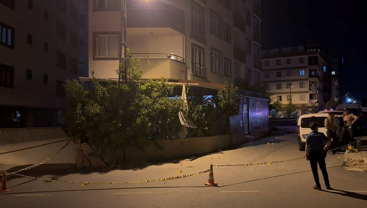 İstanbul'daki Kafeye Silahlı Tehdit: Güvenlik Alarmı!