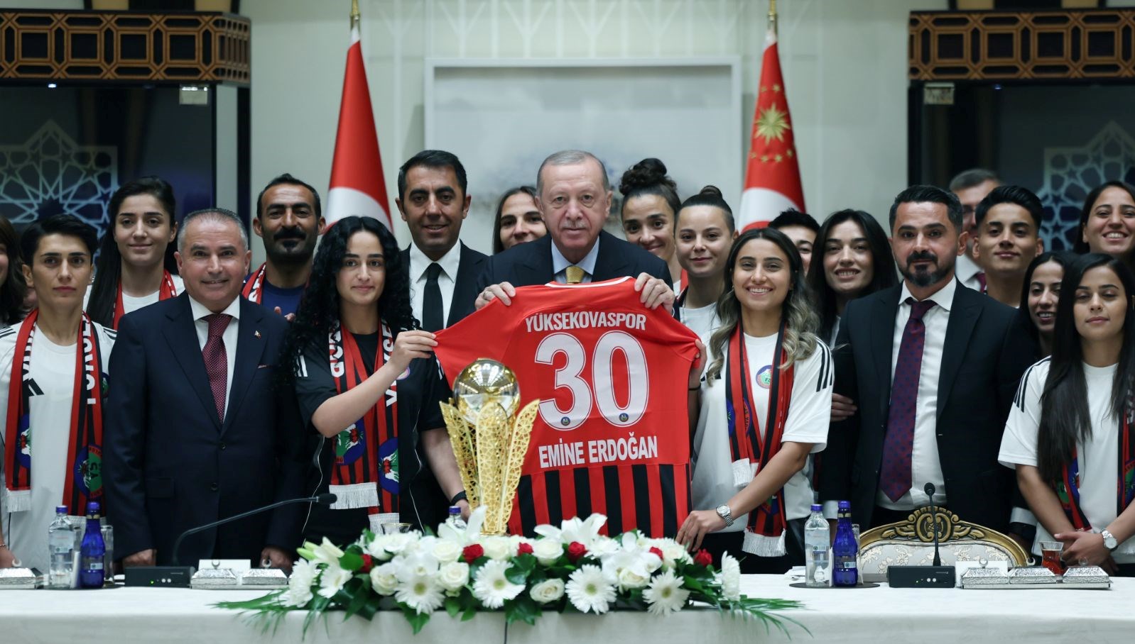 Cumhurbaşkanı Erdoğan, Yüksekovasporlu Kadın Futbolcularla Buluştu