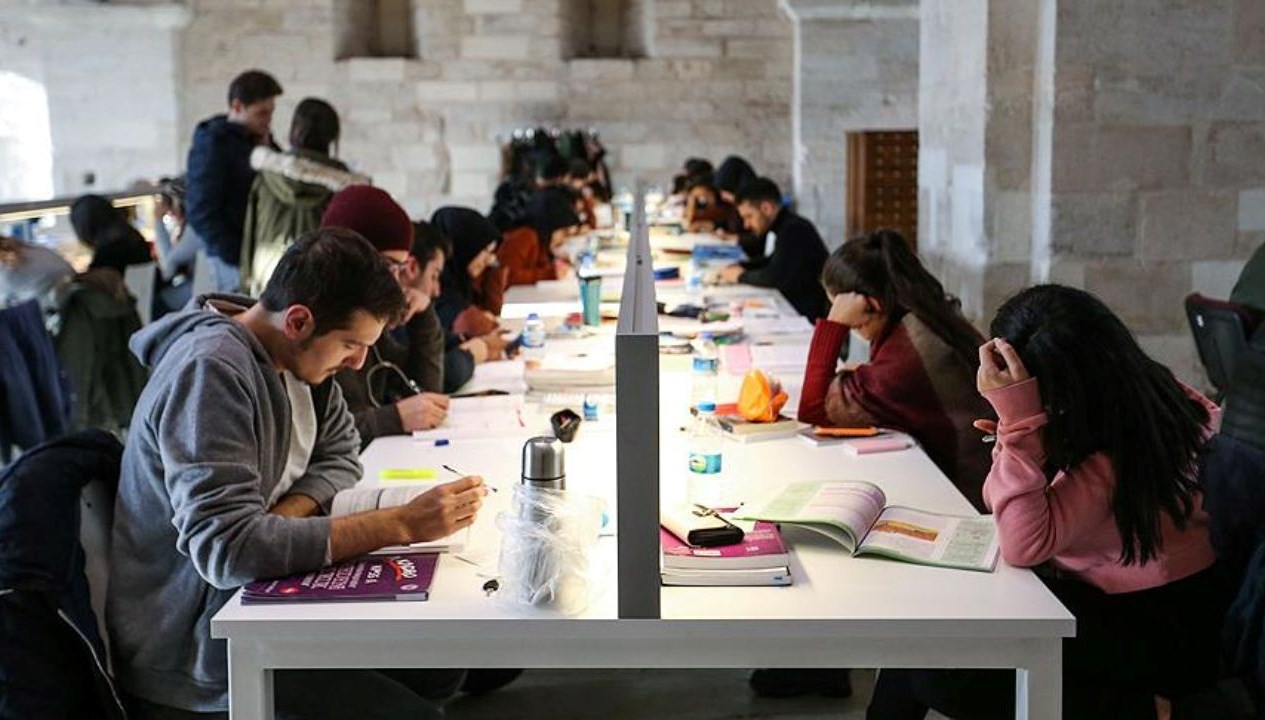Üniversite Kayıtları Hakkında Bilmeniz Gerekenler: 2025-2026 YÖK Takvimi!