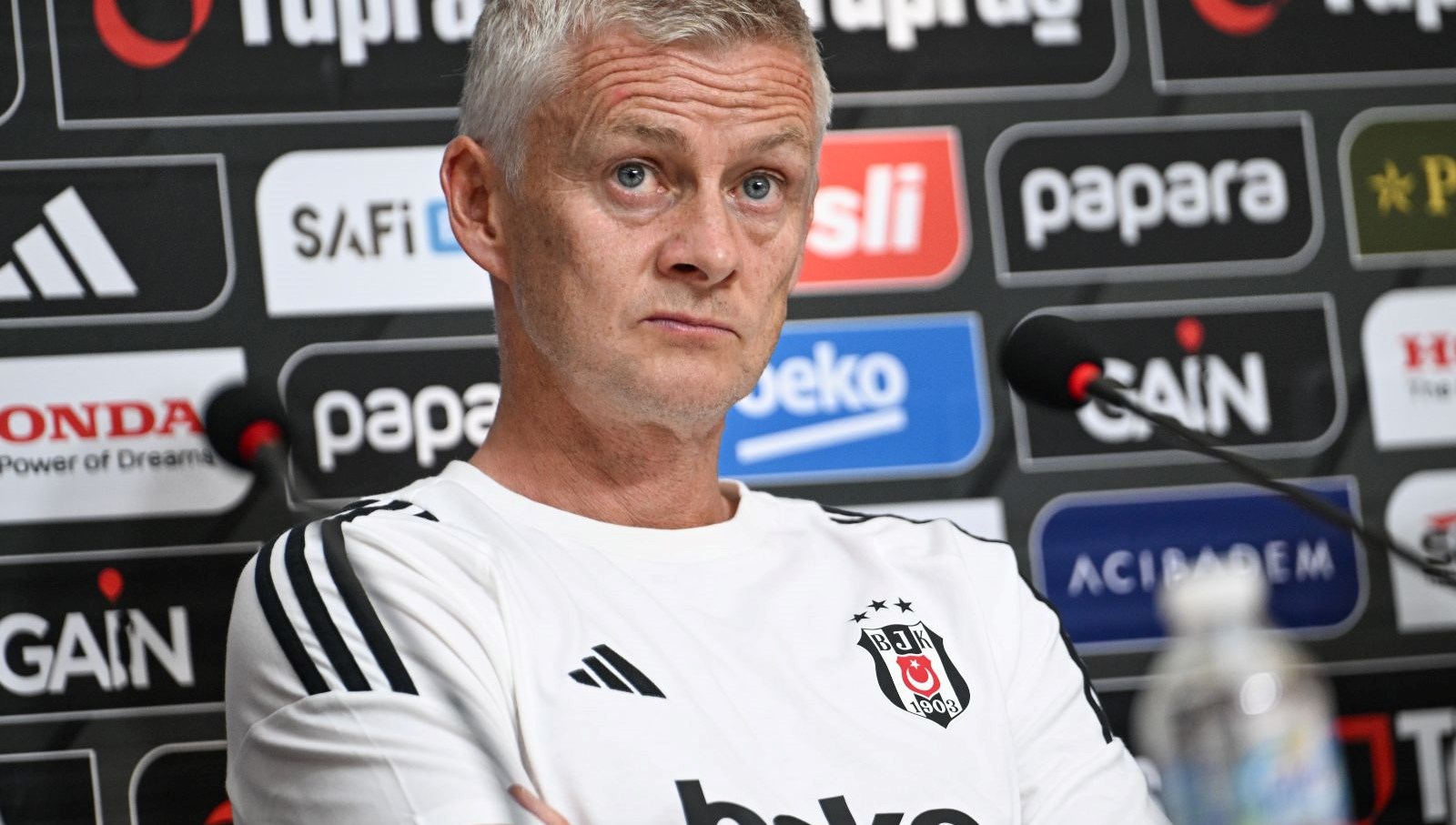 Beşiktaş Avrupa'ya Elveda Dedi: Taraftarların Tepkisi Çığ Gibi, Solskjaer Suçu Üstlendi!