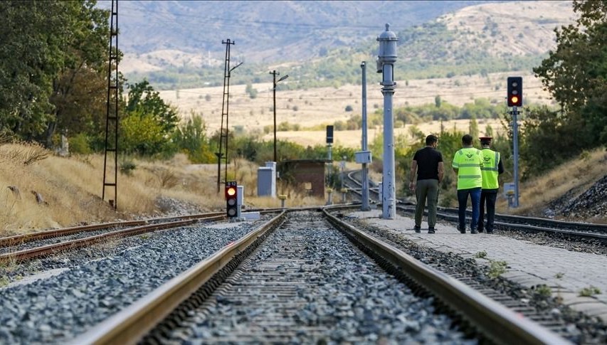 Demiryolu Tesislerinde Yenilenebilir Enerji Dönemi: 4 Güneş Santrali Hizmete Girdi!