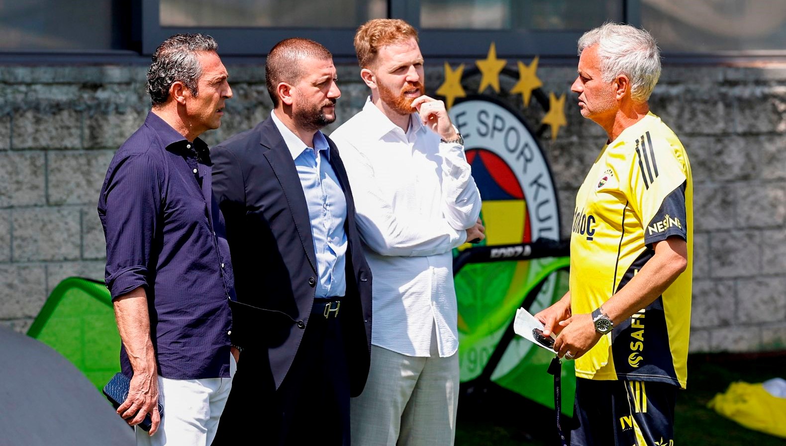 Fenerbahçe'nin Yeni Teknik Direktörü için İsimler Belirginleşiyor: Yabancı Adaylar Arasında Kimler Var?