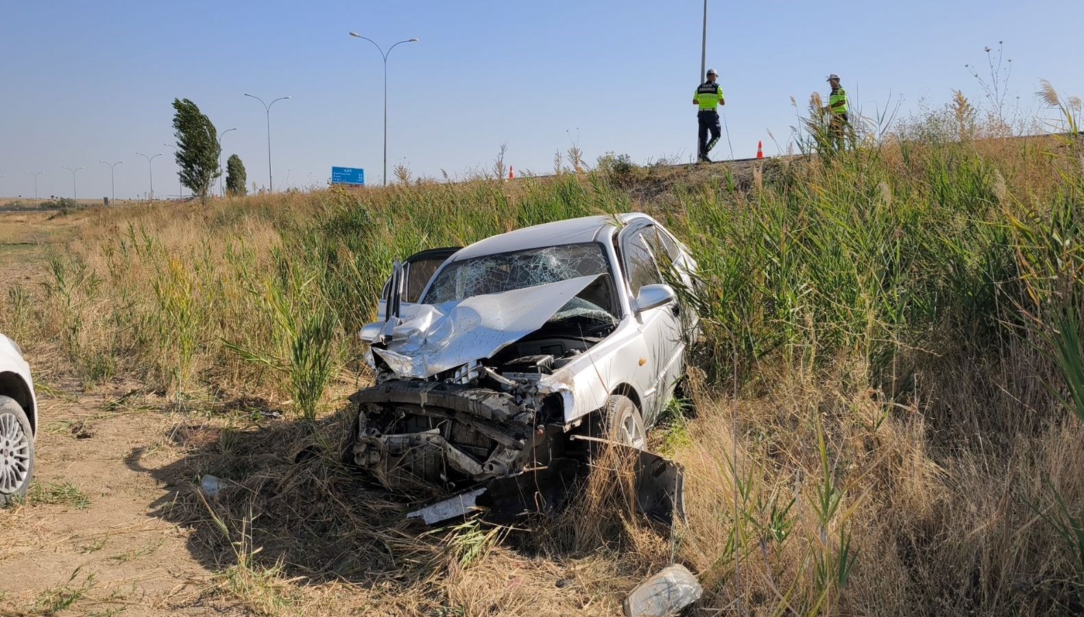 Otomobilin polis aracına çarpması sonucu 4 yaralı, iki çocuk hastaneye kaldırıldı!
