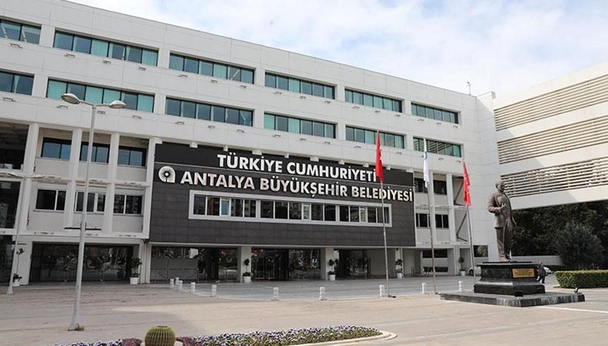 Antalya Büyükşehir Belediyesi'nde Rüşvet Skandalı: Üç İş Adamı Serbest Bırakıldı!