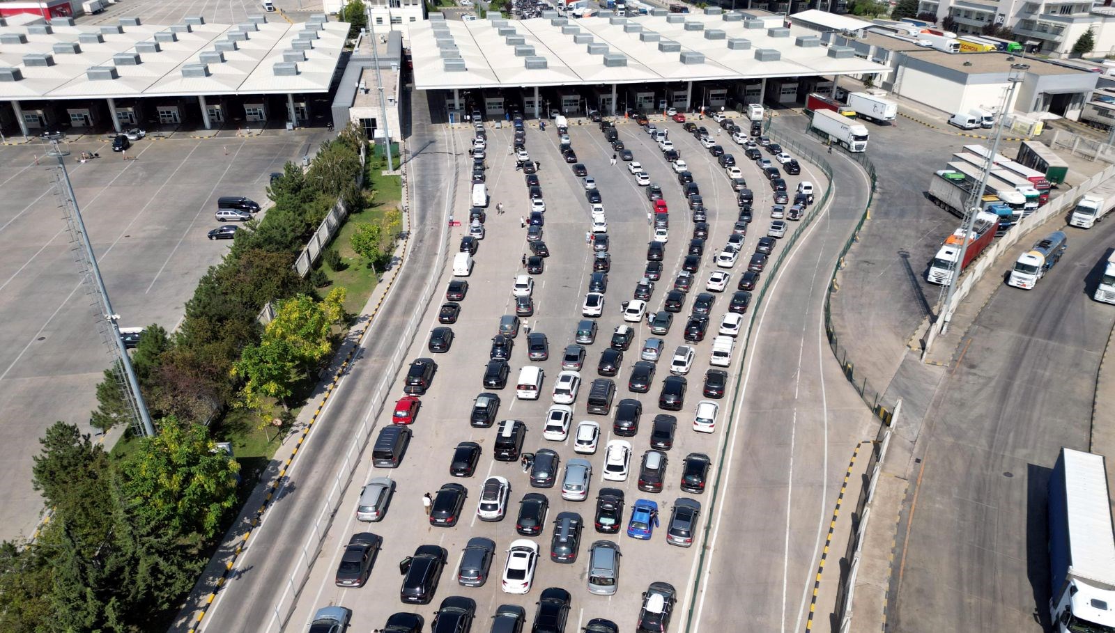 Edirne'deki Sınır Kapılarında 4 Milyondan Fazla Yolcu Akını!