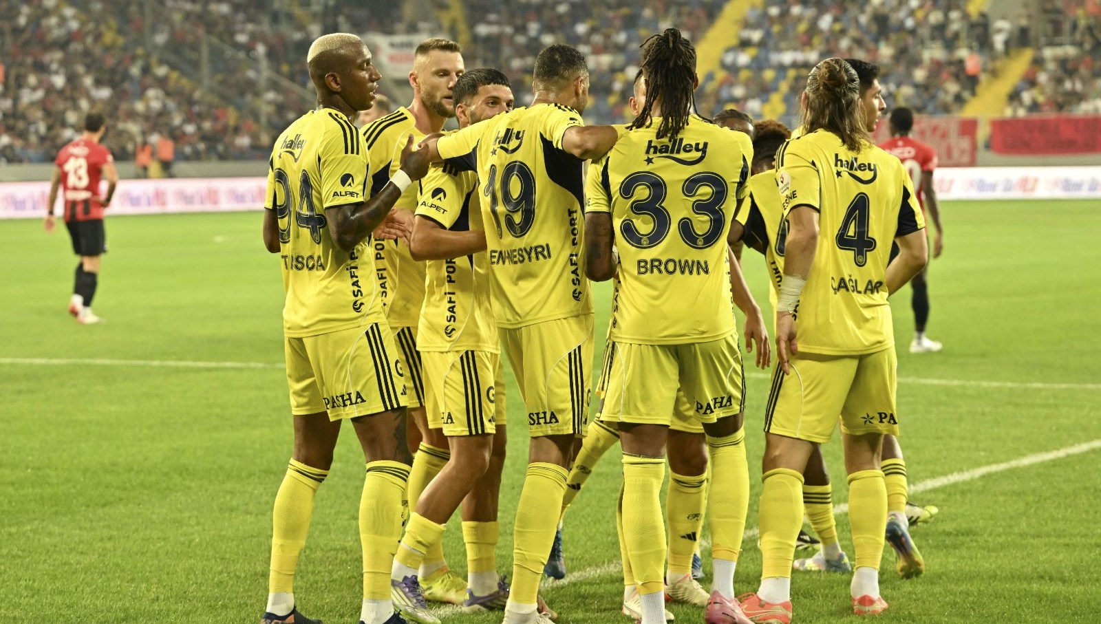 Fenerbahçe'nin UEFA Avrupa Ligi için kadrosu açıklandı: 8 oyuncu liste dışında kaldı!
