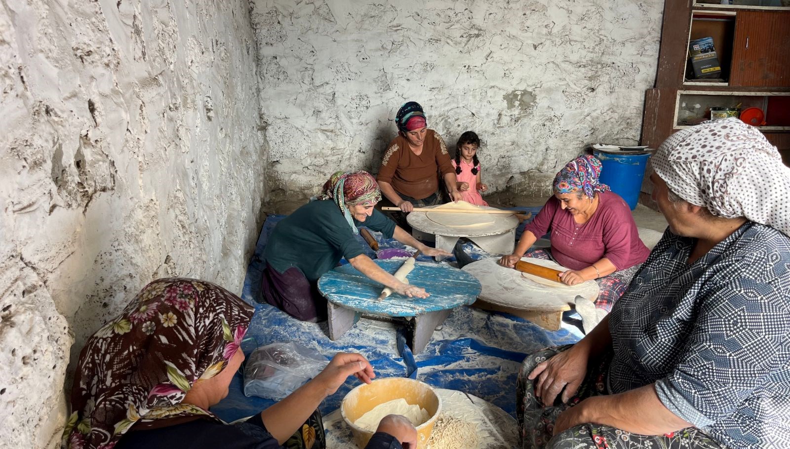 Kars'ta Kadınlardan Geleneksel Erişte Kesim Festivali!