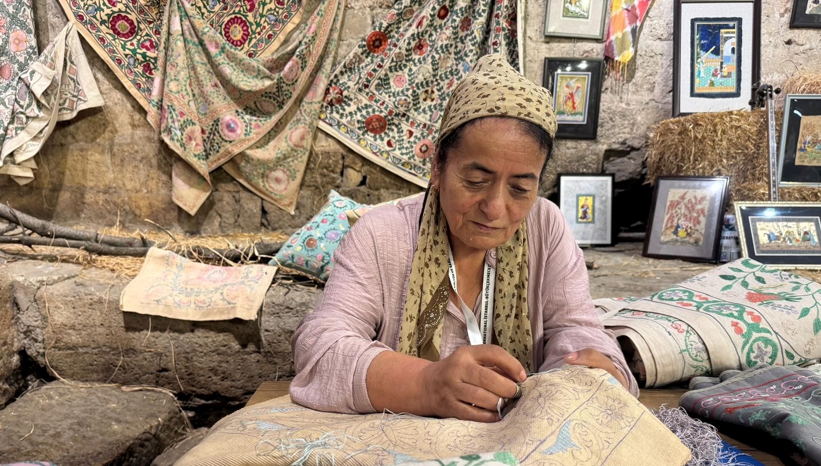 Renk cümbüşü: Özbek nakışının suzani geleneği modern dünyaya adım atıyor!