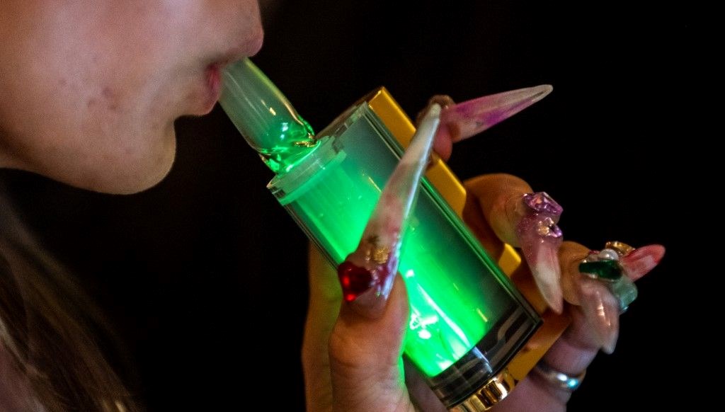 İngiltere'nin Şaşırtan Keşfi: Elektronik Sigaralarda Yüzde 13 Sentetik Uyuşturucu Tespit Edildi
