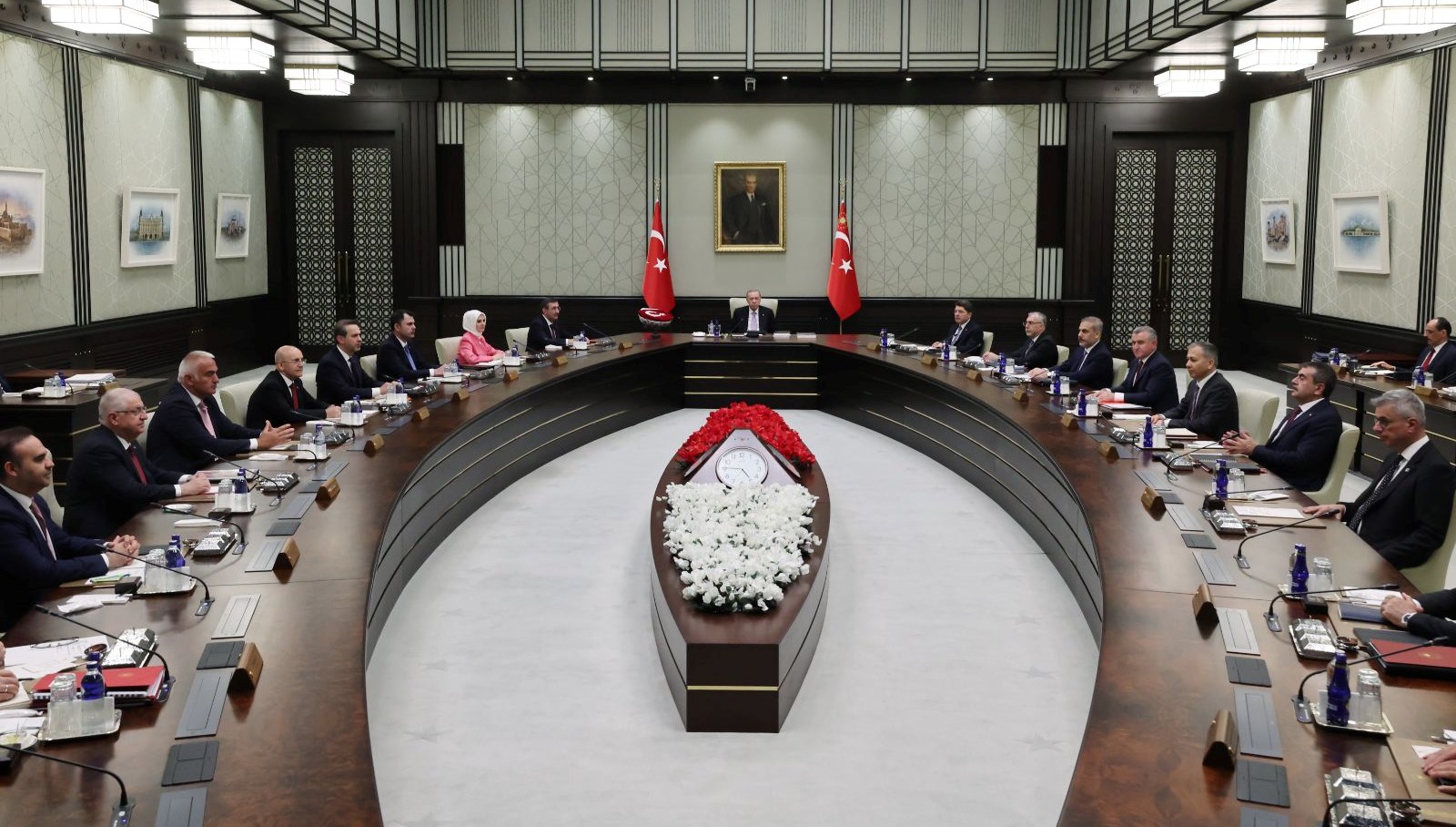 Kabine Yarın Toplanıyor: Gündemdeki Kilit Mesajlar Neler?