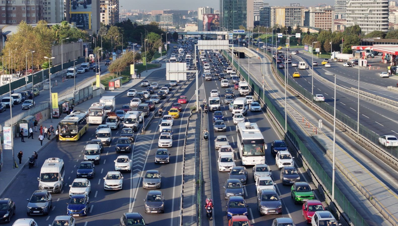 Servis araçları yola çıktı, İstanbul'un trafiği adeta bir labirente döndü!