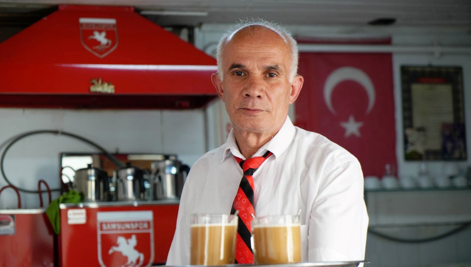Tam 30 Yıldır Kravatıyla Çay İkram Eden Usta!
