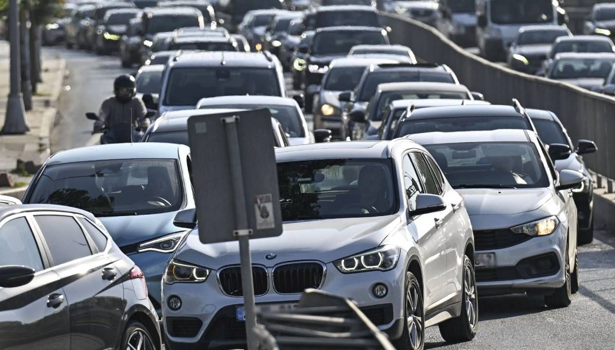 İstanbul'un Trafik Çilesi: Yollar Tıkanma Noktasında!
