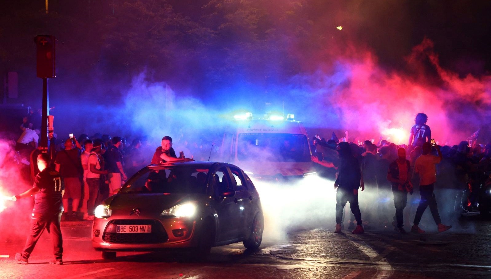 Fransa'da İsyan Patlak Verdi: