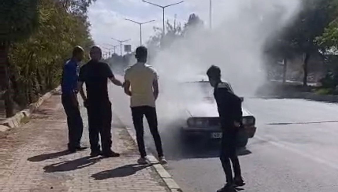 Muş'ta Hareket Halindeki Araç Alev Alev Yandı!