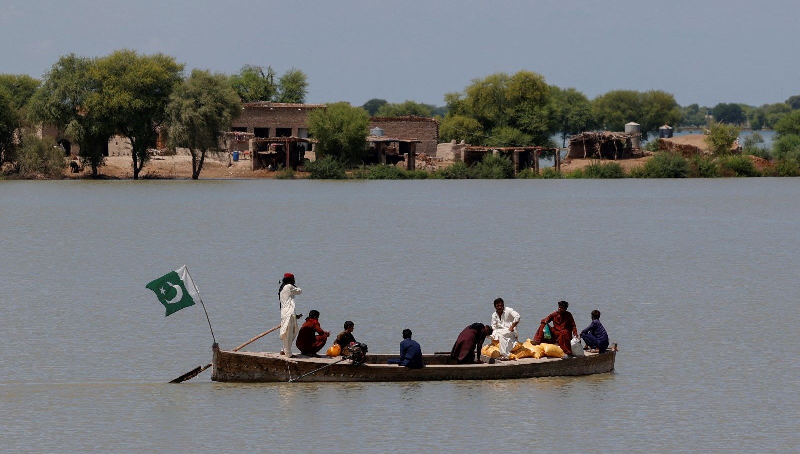 Pakistan'da Sel Felaketi: 5 Milyonun Üzerinde İnsan Zor Günler Geçiriyor