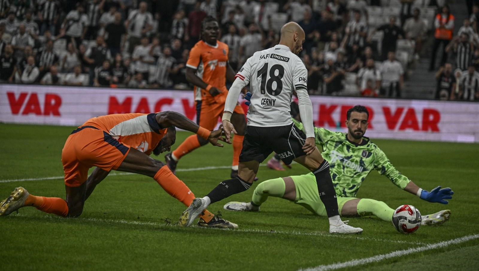 Dolmabahçe'de Heyecan Dorukta: Beşiktaş, Başakşehir'i Son Anlarda Alt Etti!