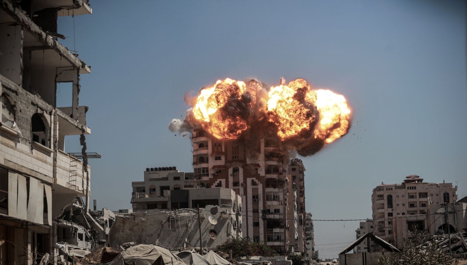 İsrail'den Yine Bombalı Saldırı: Yüksek Katlı Bir Bina Hedef Alındı