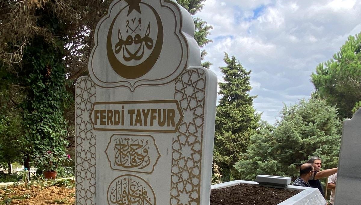 Bahçeli'den Anlamlı Jest: Ferdi Tayfur'un Kabri Yenilendi!
