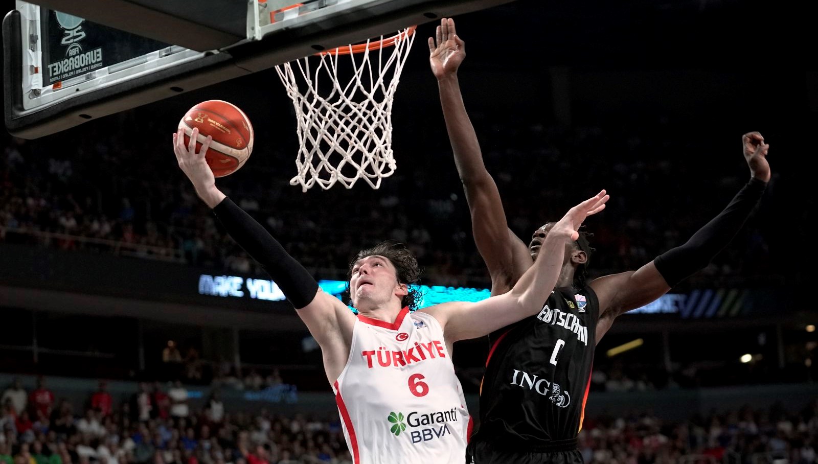 Futbol Dünyası, A Milli Basketbol Takımı'nı Unutmadı: Tebrikler Yağdı!