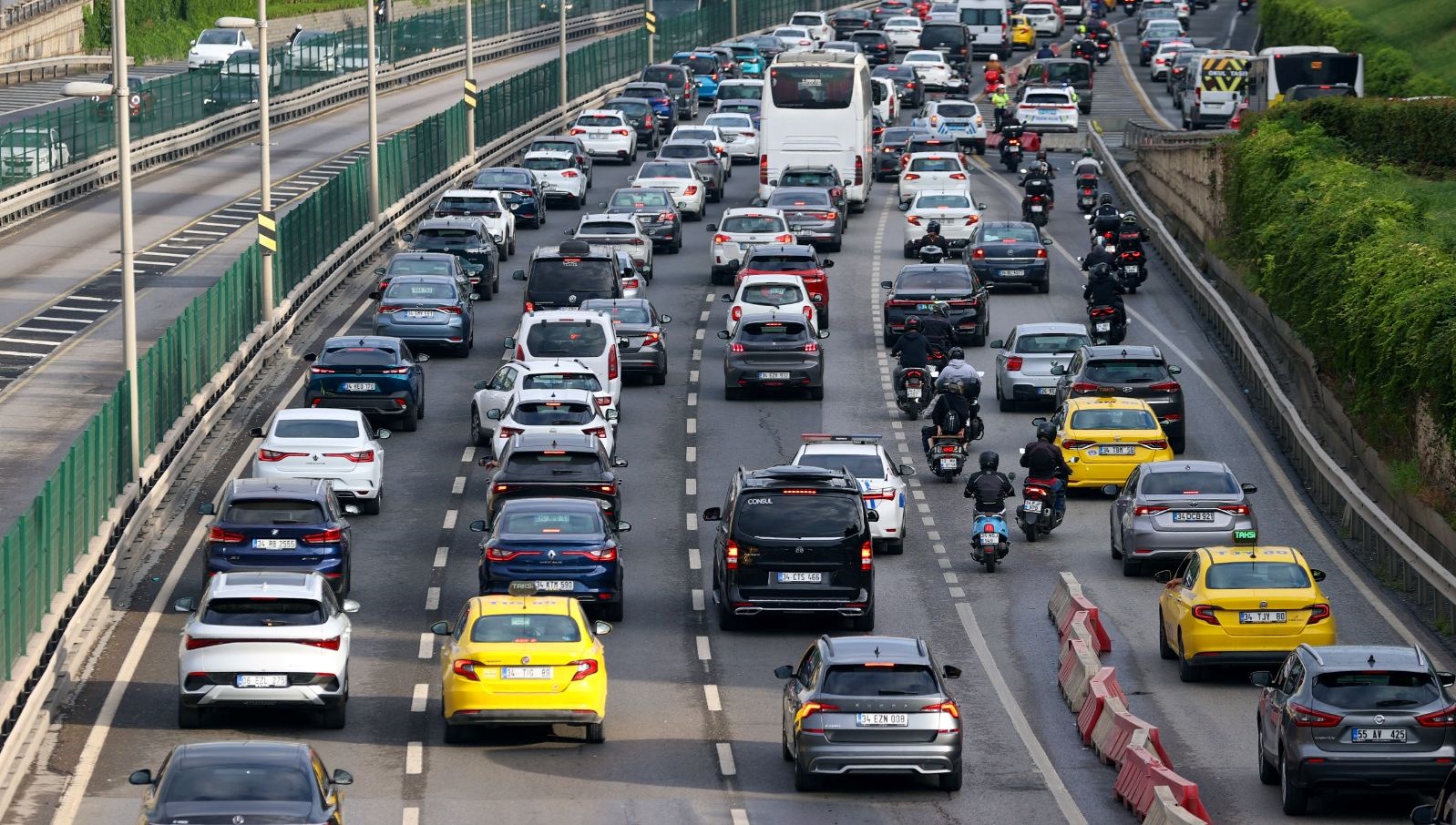 İstanbul’da Pazartesi Kaosu: Anadolu Yakası'nda Trafik Çilesi Devam Ediyor!