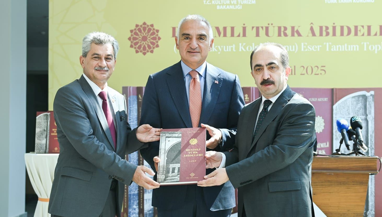 Türkiye'nin Kültürel Zenginliği: Resimli Türk Abideleri Yayımlandı!