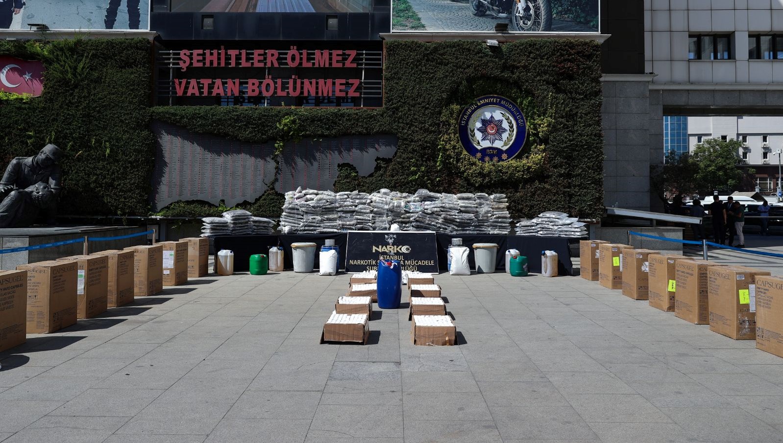 İstanbul'da Uyuşturucu Operasyonu: 400 Saatlik Görüntü ile 11 Gözaltı!