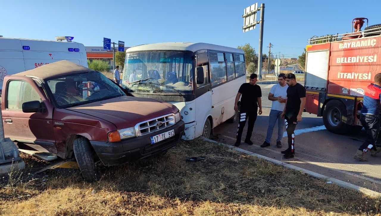 Çanakkale'de İşçi Servisi ve Kamyonet Çarpıştı: 5 Kişi Yaralı!