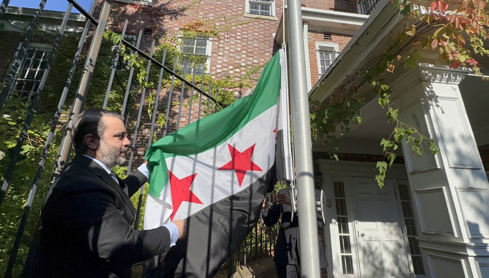 Suriye Bayrağı Washington'da Dalgalandı: