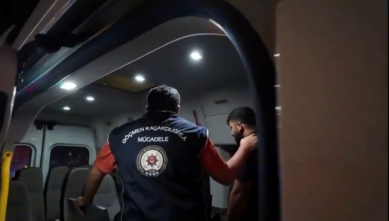 İki Kentte Göçmen Baskını: 19 Kaçak Yakalandı!