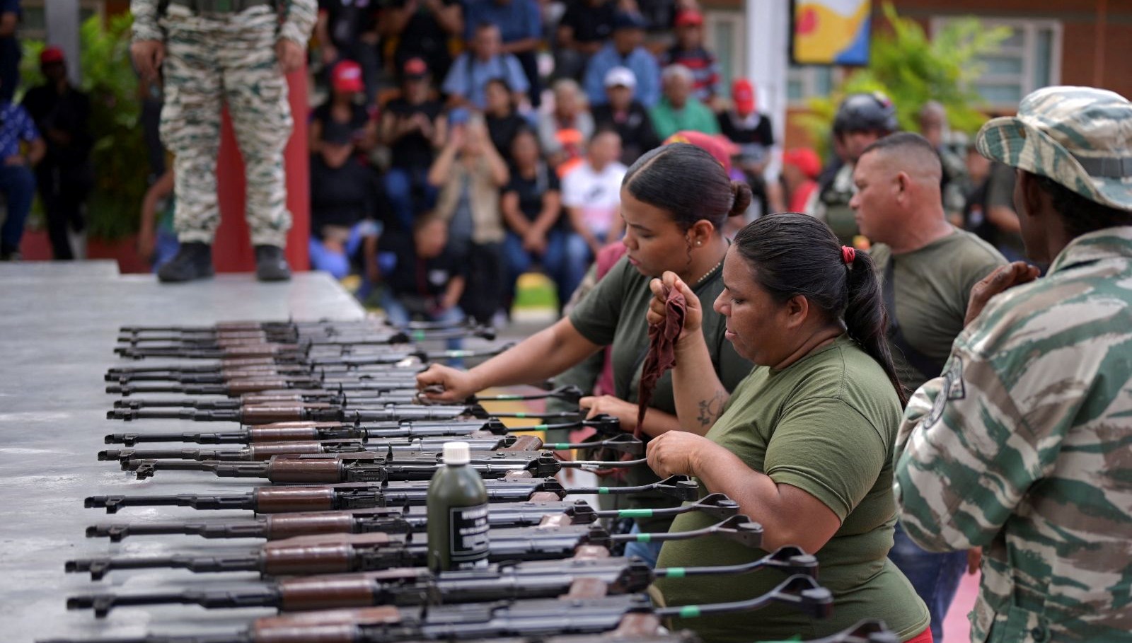 Venezuela'da Savaş Hazırlığı: Siviller Askeri Teçhizata Yöneliyor!