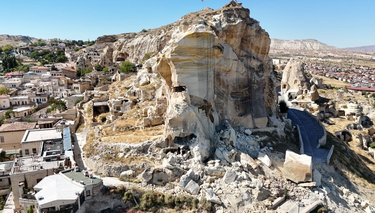 Nevşehir'de Kadıkalesi'nden Kopan Kaya Parçası Büyük Şaşkınlık Yarattı!