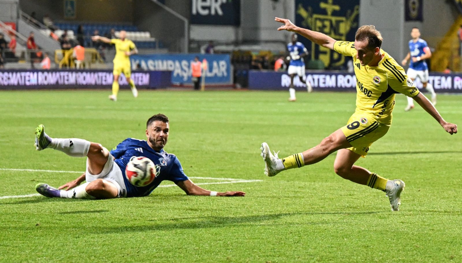 Fenerbahçe, 10 Kişiyle Mücadele Eden Kasımpaşa'ya Takıldı!
