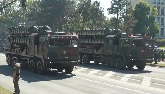 Çin Füzeleri Avrupa'da: Geçit Töreni Şaşkınlık Yarattı