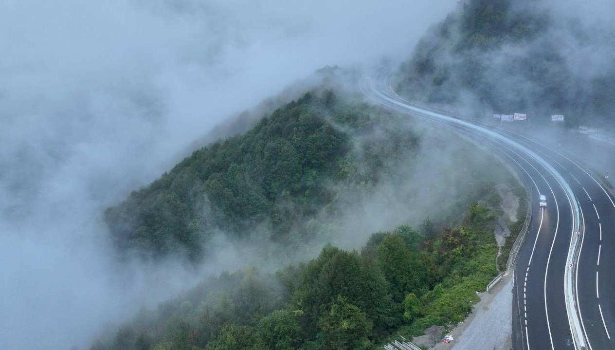 Bolu Dağı'nda Görüş Mesafesini Azaltan Sis ve Sağanak Yağış Hakim!