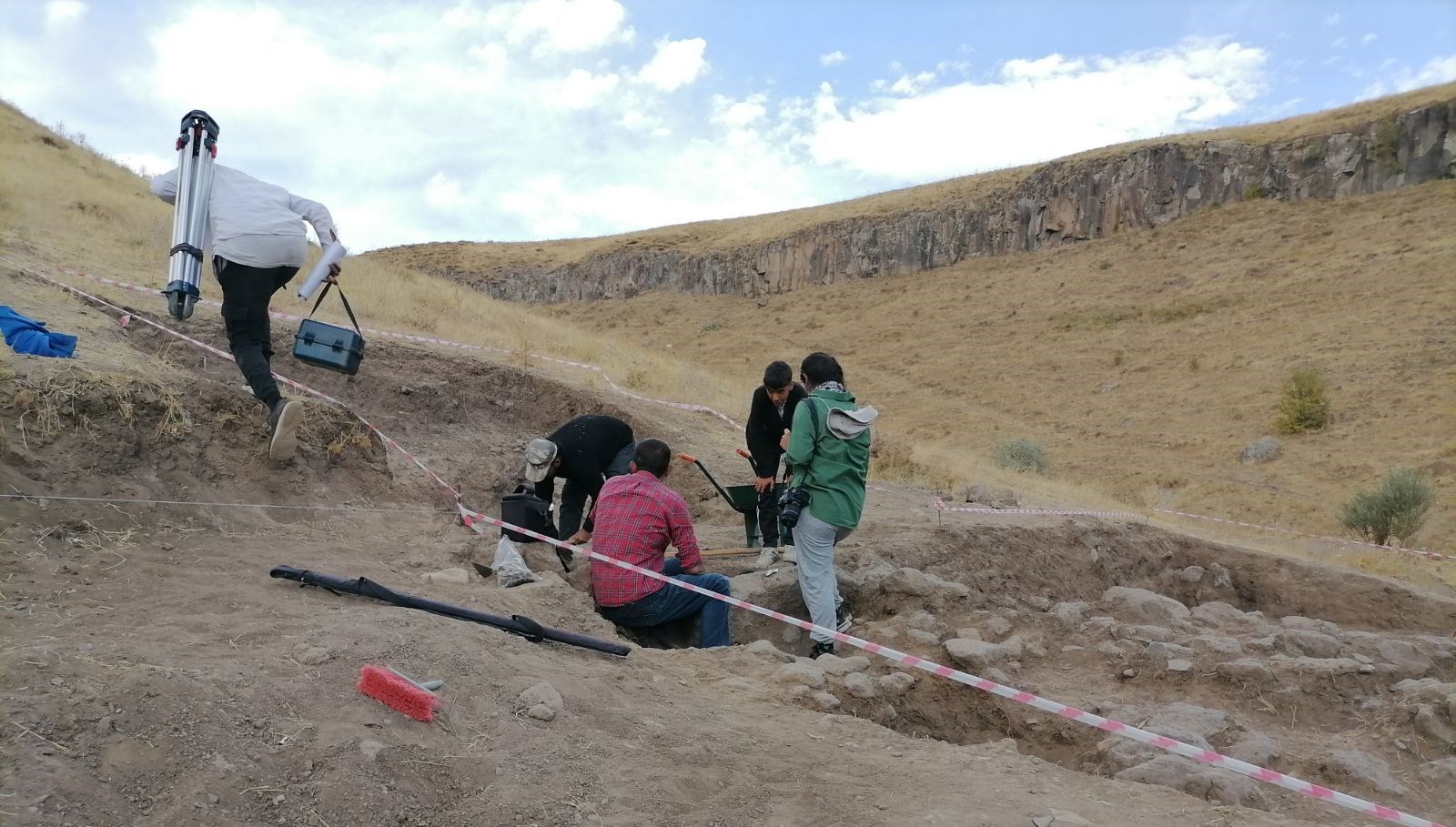 Parmaklar Olmadan Tarihe Yolculuk: Kale Höyüğü'nde Kazılar Sürüyor!