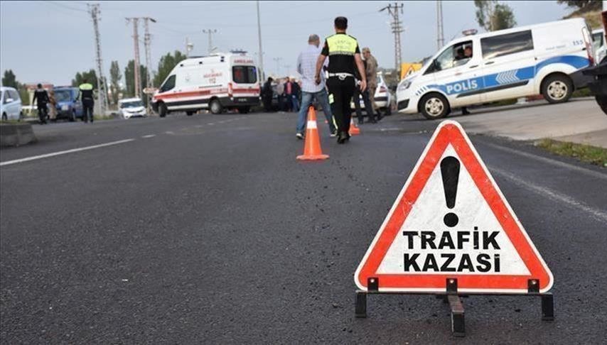 Balıkesir'de Feci Kaza: Öğrenci Servisi ve Otomobil Çarpıştı, 2 Can Gitti, 8 Kişi Yaralandı!