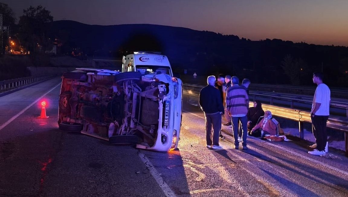 Otomobil ile Minibüs Çarpıştı: 9 Kişi Yaralandı!