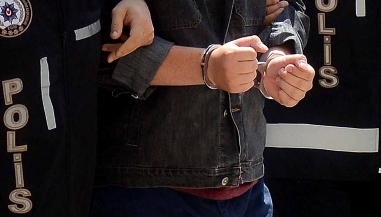 Eski Eşine ve Arkadaşına Bıçakla Saldırdı!