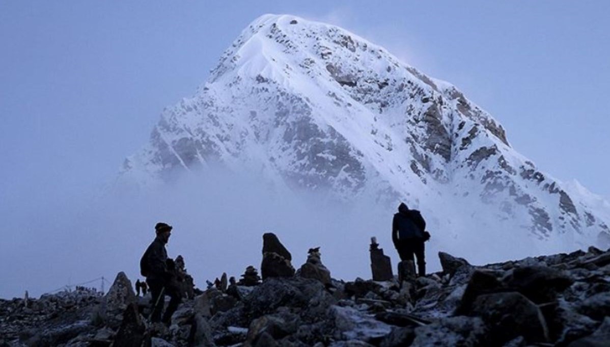Everest Zirvesinde Fırtına Alarma Geçirdi: Bin Kişi Mahsur, Kurtarma Ekipleri Hızla Harekette!