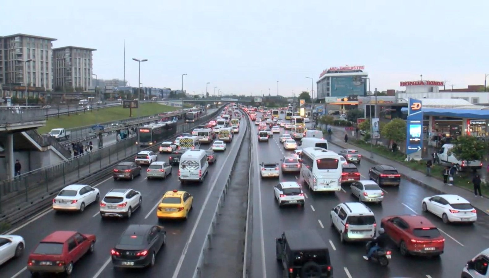 İstanbul'da Yağmurla Birlikte Sıkışan Trafik: Kaos Başladı!