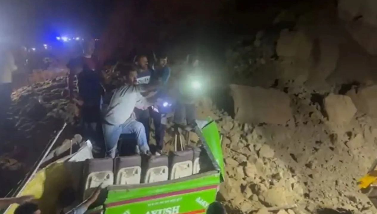 Hindistan'daki Heyelan Felaketi: Kayaların Altında Kalan Otobüste 15 Can Kaybı