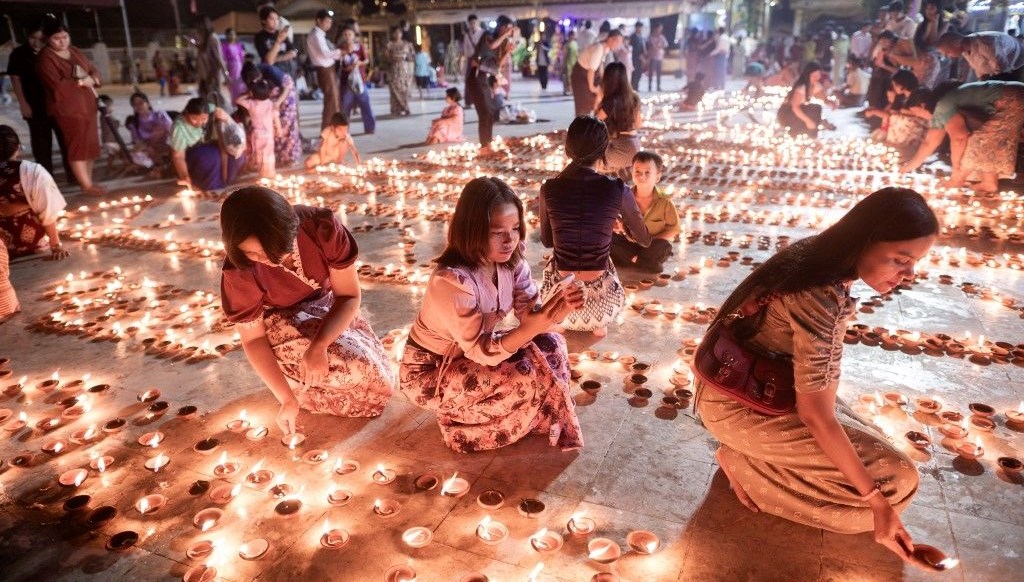 Myanmar'daki Festivale Korkunç Saldırı: Paraşütlerle Bomba Yağdı, 40 Ölü