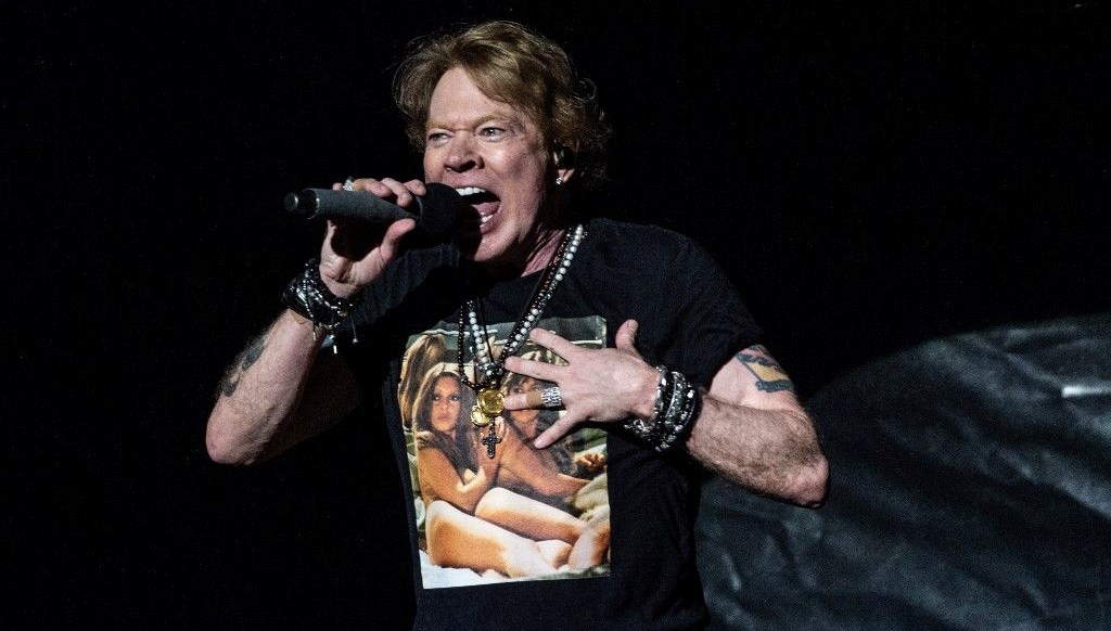 Guns N’ Roses’ın solisti, konserinde Filistin bayrağını dalgalandırdı