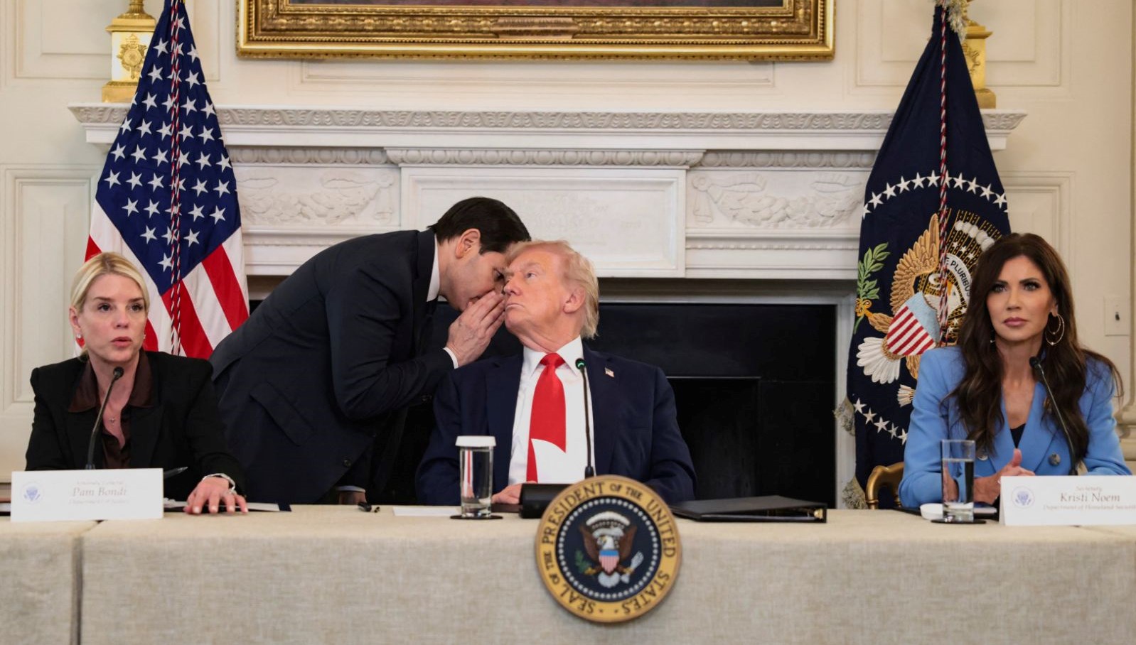 Trump’ın Görüşmesini Kısa Sürede Tamamlatan Gizli Not! Rubio’nun Fısıldadığı Detay Ne?