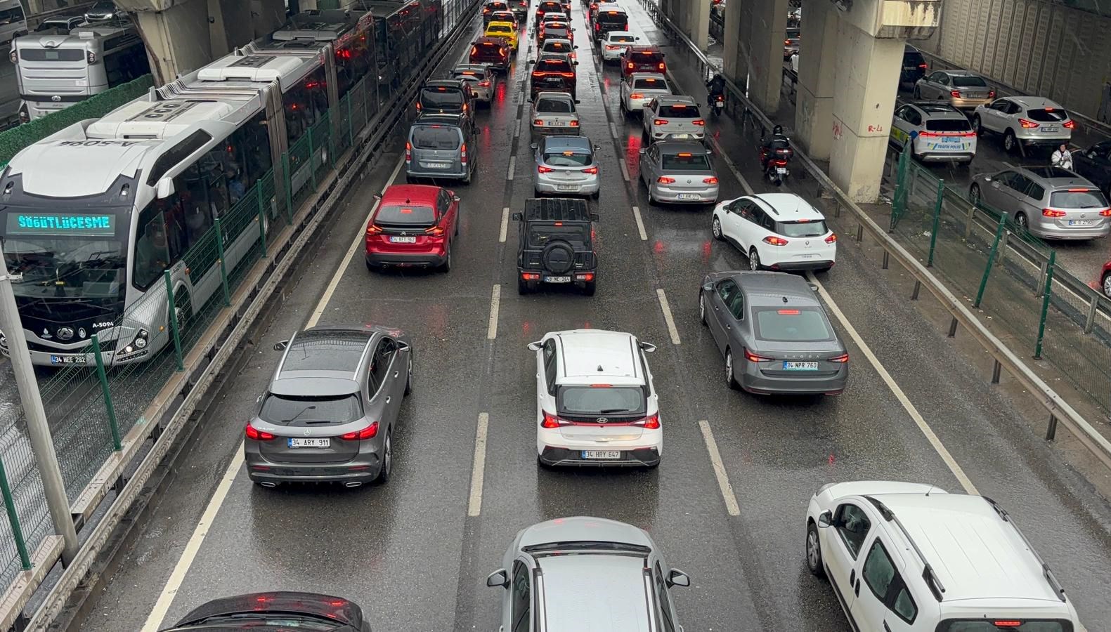 Saat 17.00 öncesi trafik kabusu: İstanbul'da dur-kalk seferberliği!