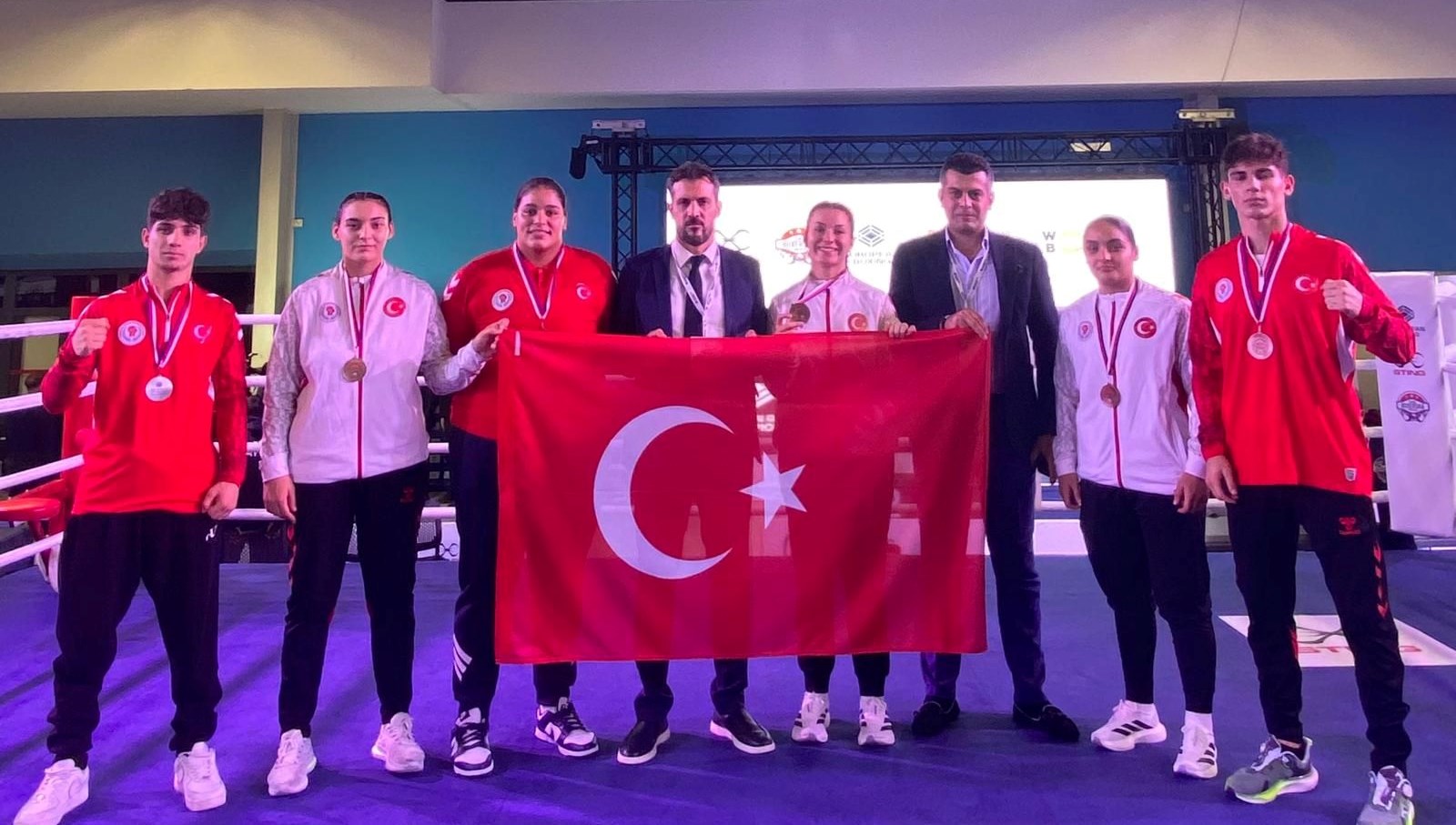 Çekya'da Ringde Parlayan Yıldızlar: Genç Boksörler 6 Madalya Kazandı!